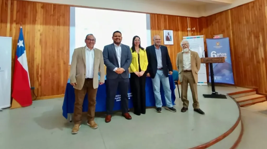 Juan Antonio Huertas posando con los demás ponentes en Tarapacá, Chile